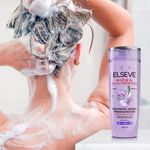 Modelo-passando-o-Shampoo-Preenchedor-Hidra-Hialuronico-200ml