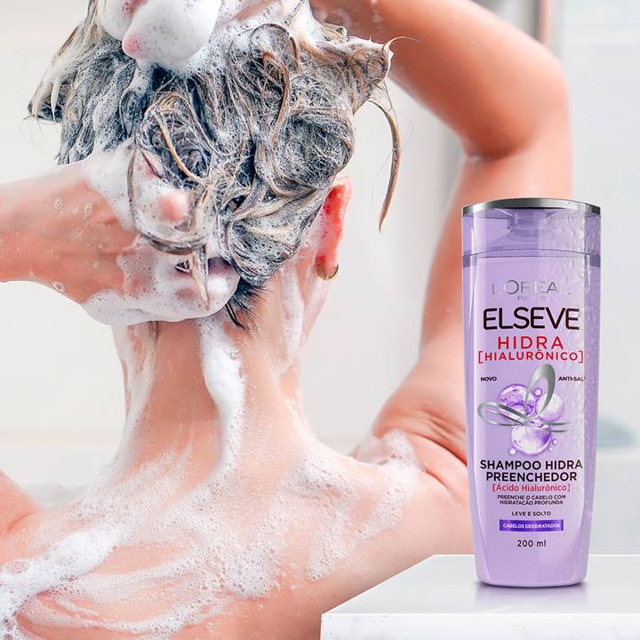 Modelo-passando-o-Shampoo-Preenchedor-Hidra-Hialuronico-200ml