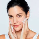 Modelo-Usando-o-Gel-de-Limpeza-Facial-Hidratante-Revitalift-Hialurnico-80g