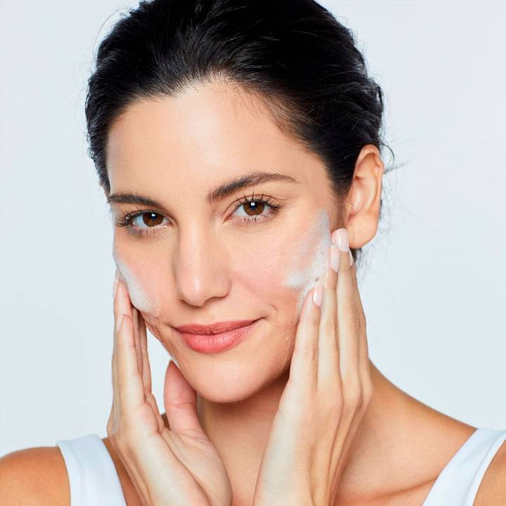 Modelo-Usando-o-Gel-de-Limpeza-Facial-Hidratante-Revitalift-Hialurnico-80g